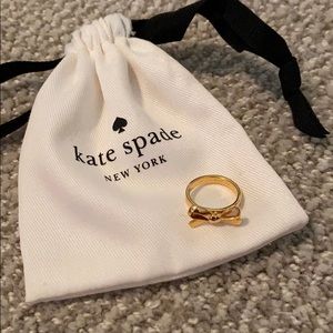 Gold ring with a bow